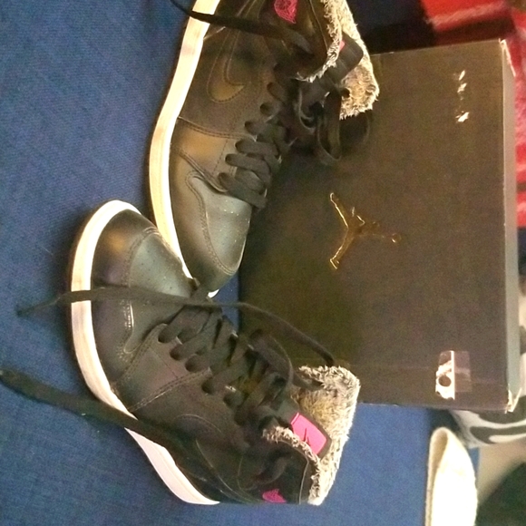 Fur-Lined Kids Air Jordan 1 sneakers - Picture 1 of 1